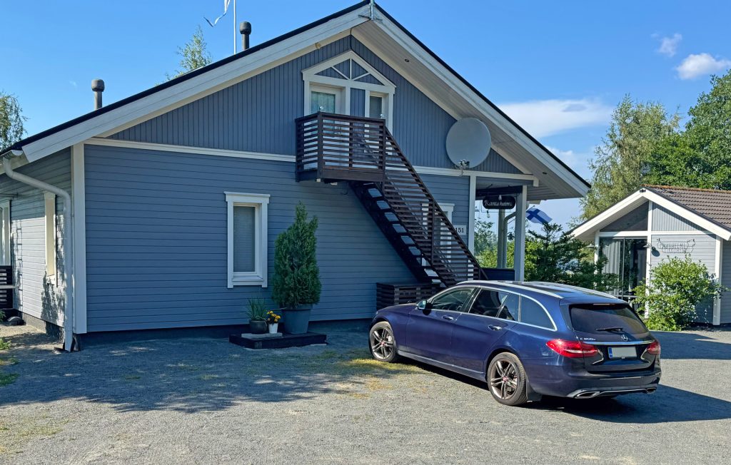 Hyvin parkkitilaa autoille Rantahelmen pihassa