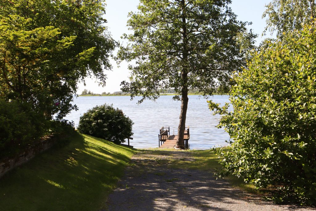 Rantahelmi ja Pikkuhelmi: piha ja laituri Selkämerelle