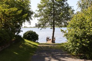Rantahelmi ja Pikkuhelmi: piha ja laituri Selkämerelle