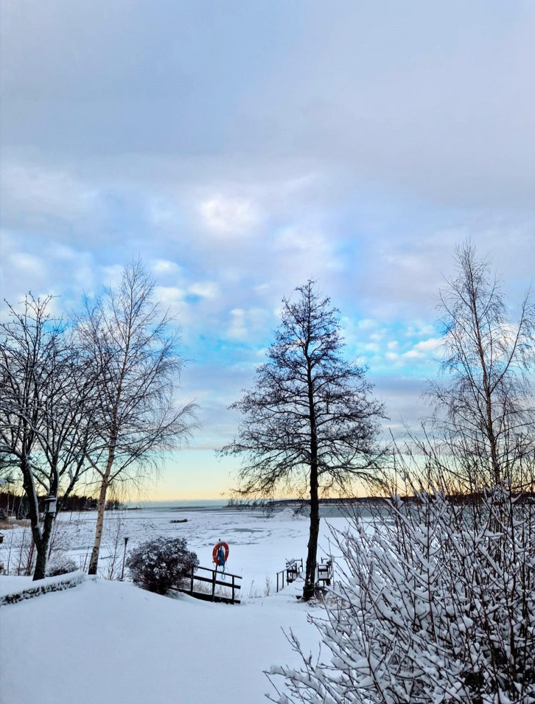 Rantahelmi ja Pikkuhelmi: luminen mökkipiha talvella