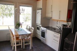 Vuokramökki Pikkuhelmen keittiö ja ruokailutila sisältää kauniin näkymän merelle.