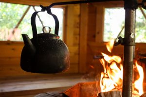 Nokipannukahvit grillikodassa, Rantahelmi-mökin tiloissa Satakunnassa