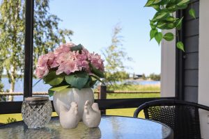 Pikkuhelmi-vuokramökin oleskelutilat terassilla Satakunnassa