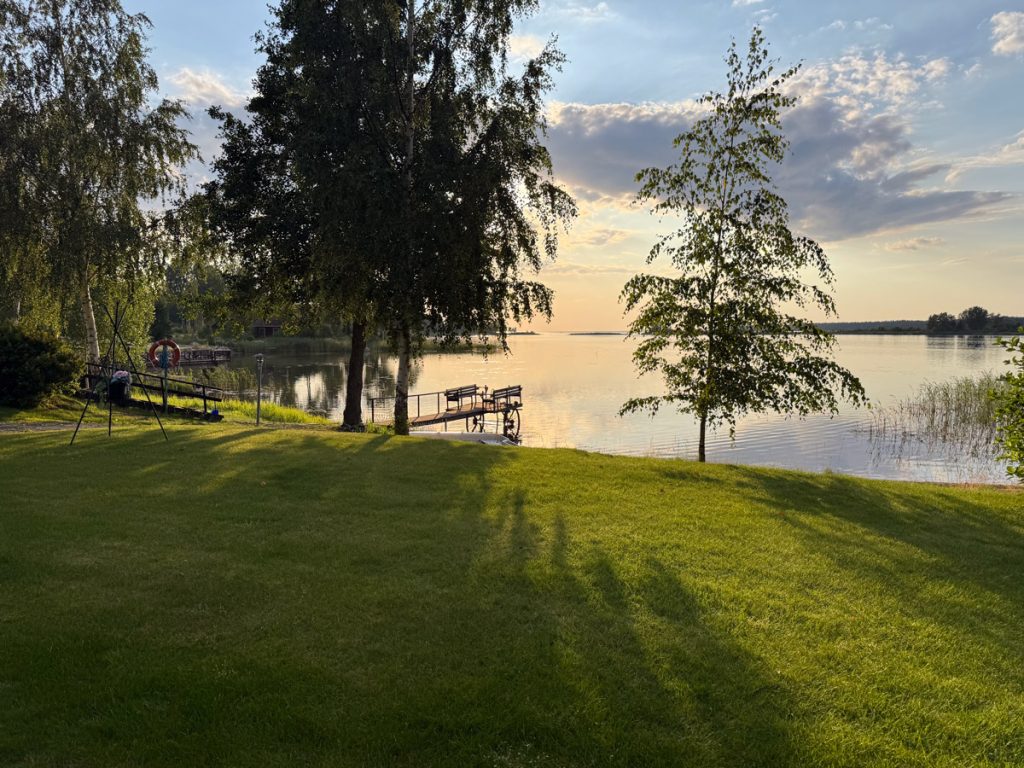 Pikkuhelmi: näkymä pihalle heinäkuussa