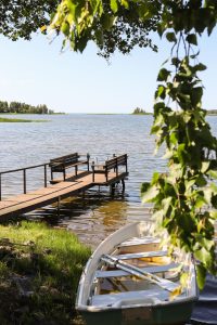 Rantahelmi ja Pikkuhelmi: laituri ja soutuvene