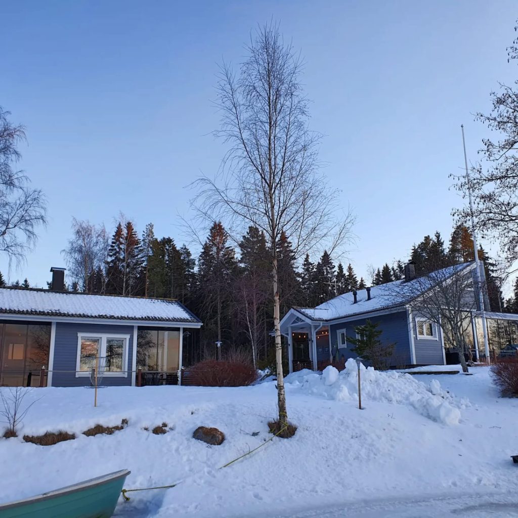 Luminen talvikuva, jossa Pikkuhelmi vasemmalla, Rantahelmi oikealla