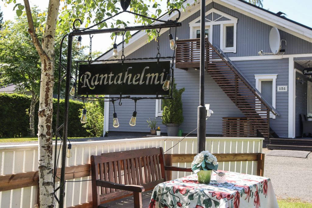 Rantahelmi-huvilan etupiha