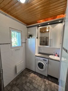 Rantahelmi-huvilasta löytyy kylpyhuoneesta pyykinpesumahdollisuus