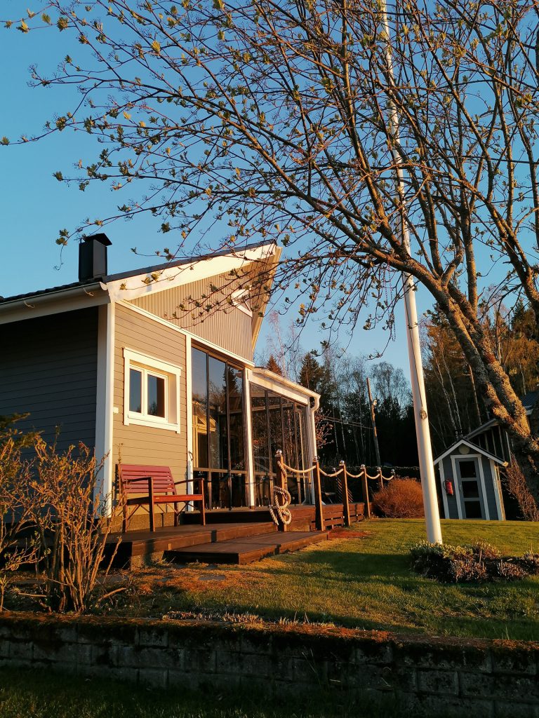 Rantahelmi syksyllä auringonlaskussa