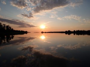 Rantahelmi ja Pikkuhelmi: näkymät laiturilta auringonlaskun aikaan