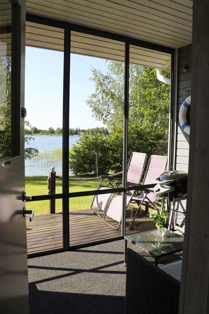 Pikkuhelmi: lasiterassi merinäköalalla