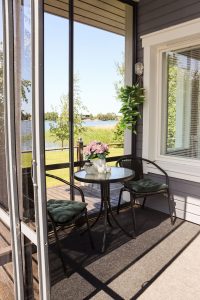 Pikkuhelmi: sisäänkäynnin lasiterassi, merinäköala