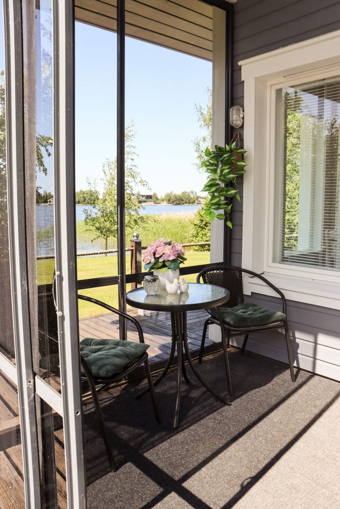 Pikkuhelmi: sisäänkäynnin lasiterassi, merinäköala