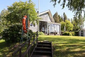 Vuokrahuvila Satakunta: Rantahelmi sisäpihalta