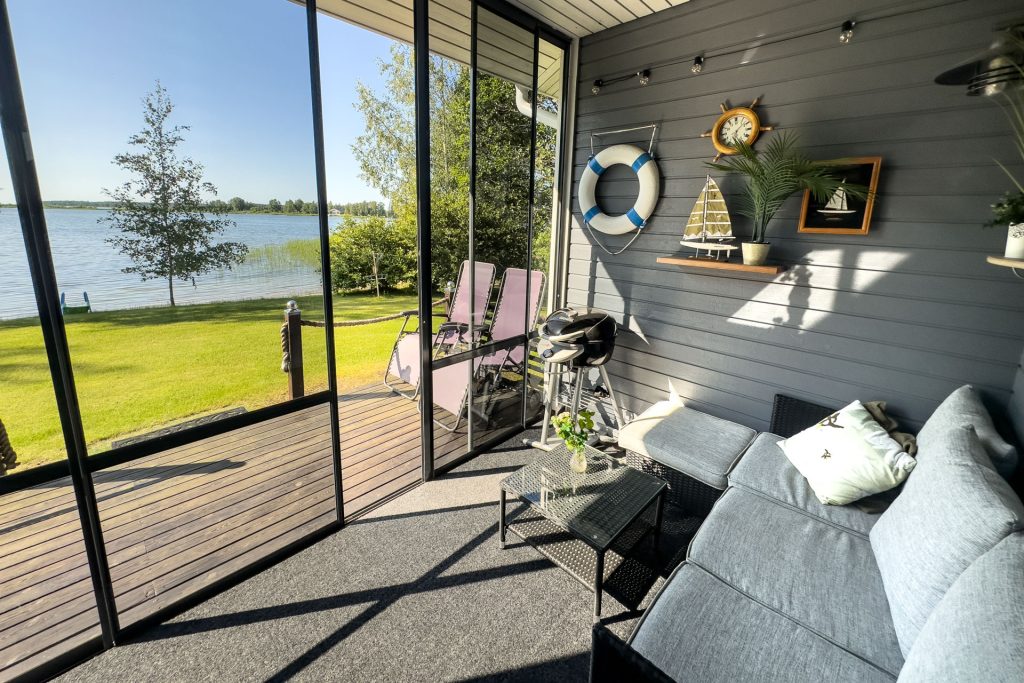 Pikkuhelmen lasiterassilta on näkymät merelle