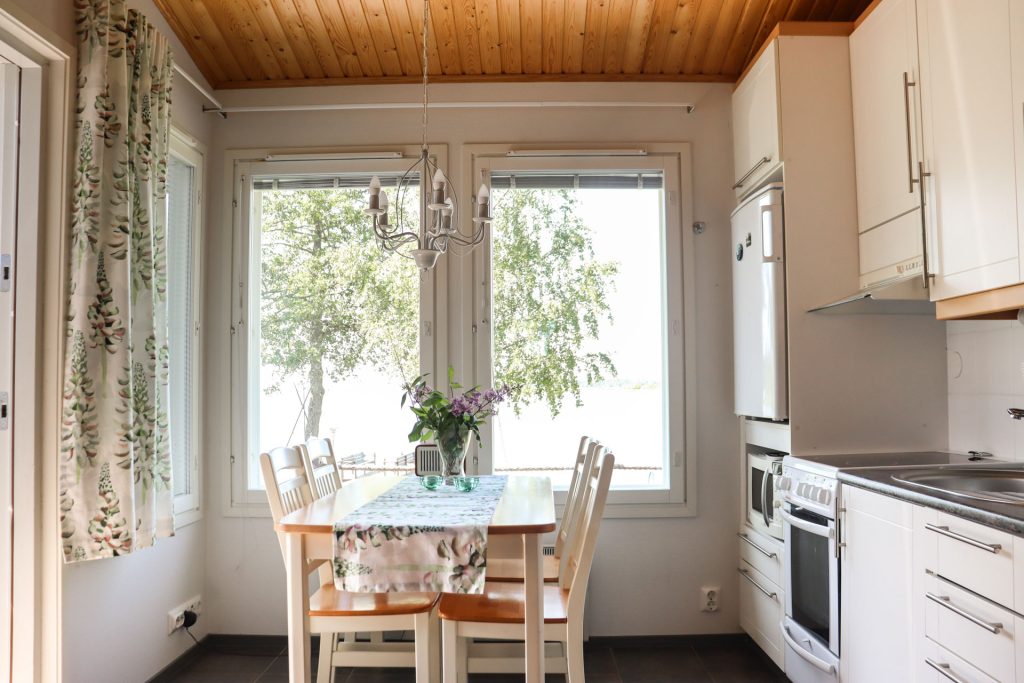 Pikkuhelmen keittiö ja ruokailutila