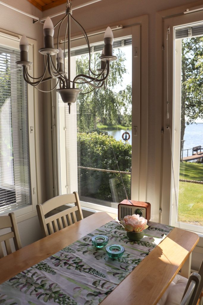 Pikkuhelmen keittiö merinäköalalla
